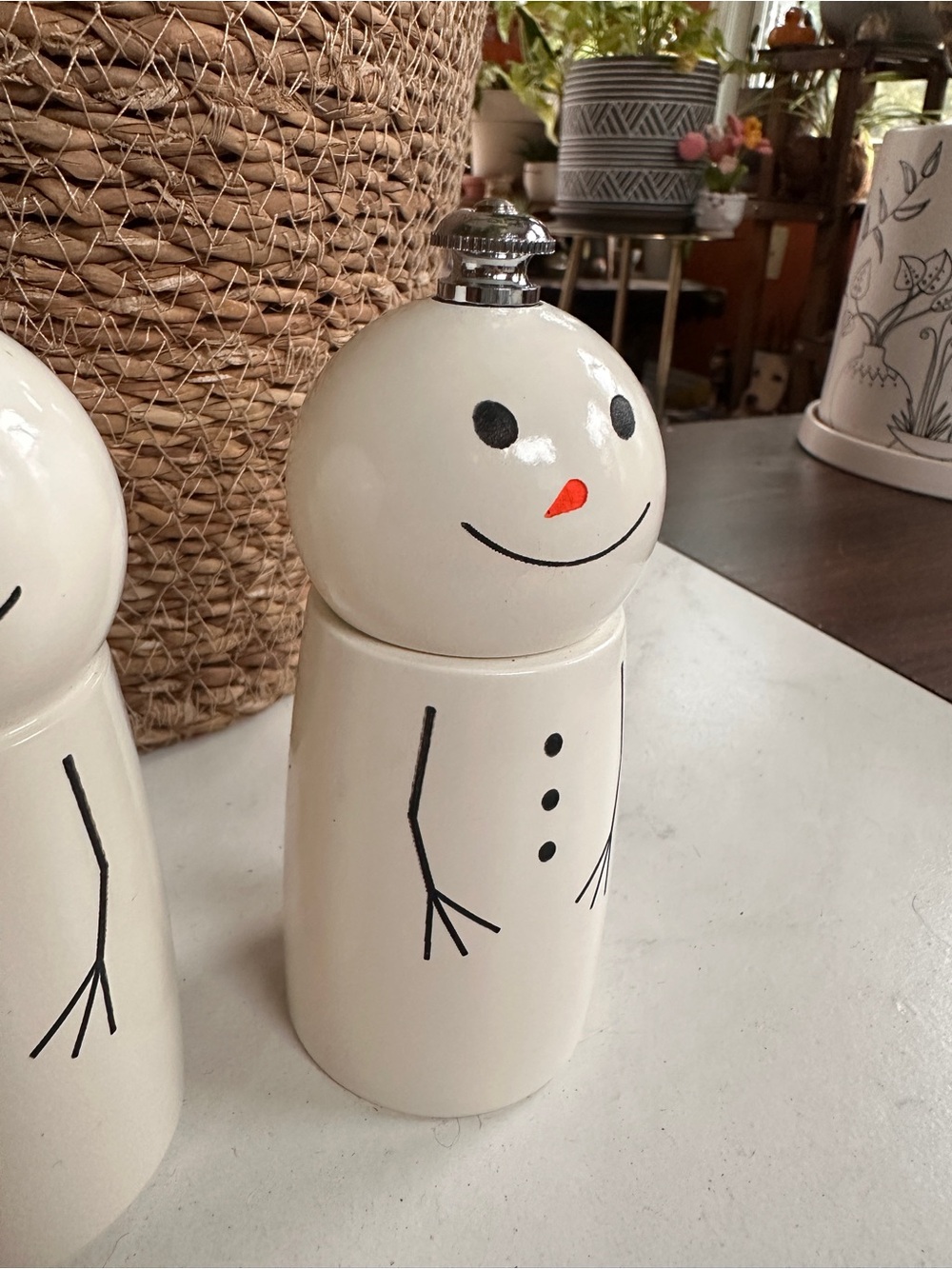 Fletchers Mill William Sonoma  White Snowman Salt & Pepper Shaker Set - Picture 2 of 6
